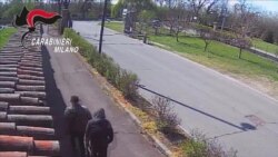 Владимир Йованович и Артем Усс покидают жилой комплекс, садятся в машину и уезжают