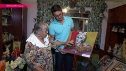 "Мне лежать некогда": 80-летняя художница закончила университет и рисует картины