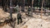 "Конца не видно". В освобожденных районах Харьковской и Херсонской областей каждый день находят новые могилы погибших при оккупации