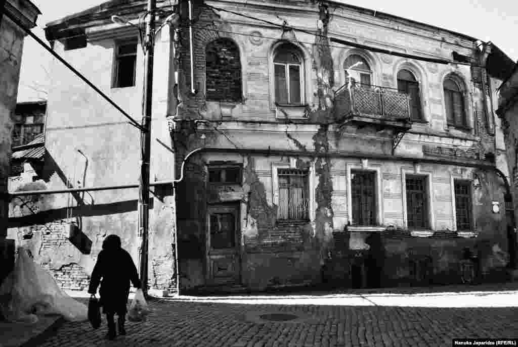 Нанука Джапаридзе говорит, что пыталась уловить хоть один счастливый момент в старой части Тбилиси. "Но эта фотография выглядит меланхолично. Солнечной погоды было недостаточно, чтобы создать радость, которую я помню на улицах Тбилиси. Сегодня на улицах немного людей, все они выглядят грустными. Во времена моего детства все было наоборот, на улицах было много людей, а на их лицах – счастье".