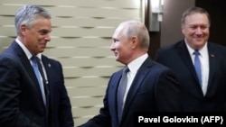 Джон Хантсман с Владимиром Путиным и госсекретарем США Майком Помпео 