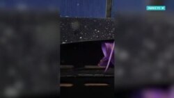 Таджикистан завалило снегом. Движение по главной трассе остановлено, водители сами засыпают дороги песком